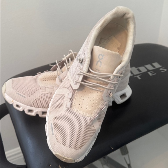On Cloud Light Beige slip Ons Sneakers Like New - Picture 2 of 2